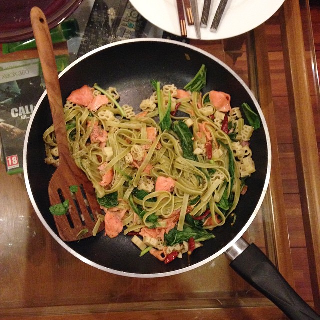 Spicy smoked salmon & spinach pasta