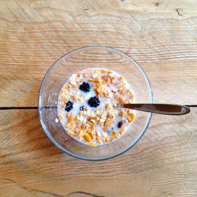 Good morning! Cereal & müesli & blackberries with milk