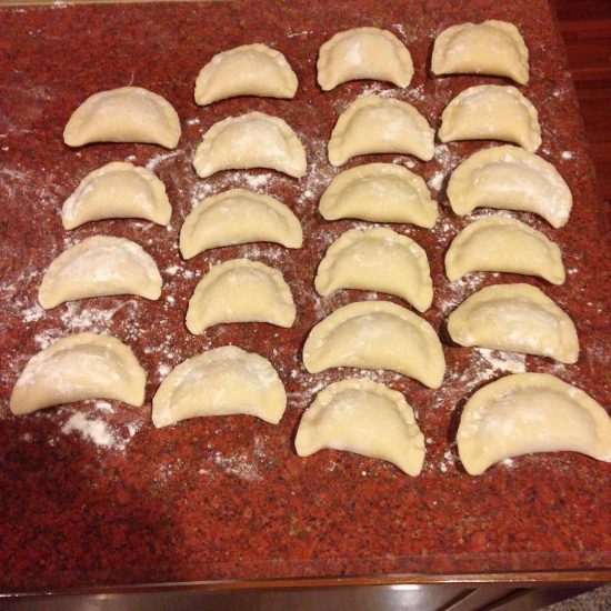 I taught my auntie how to make pierogi today and she did well. @sasithorn_tham #pierogi #Polishfood #bringingPolishfoodtoBKK #yummy #grandmasrecipes @cibisstefanko @armyxxl