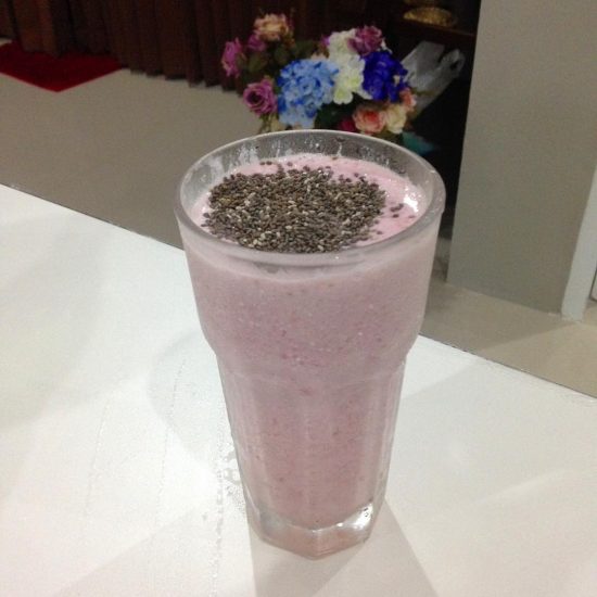 Strawberry yogurt smoothie with chia seeds .. smoothie series are back! #serebiifoodjournal #islandlife 🌴#healthylifestyle