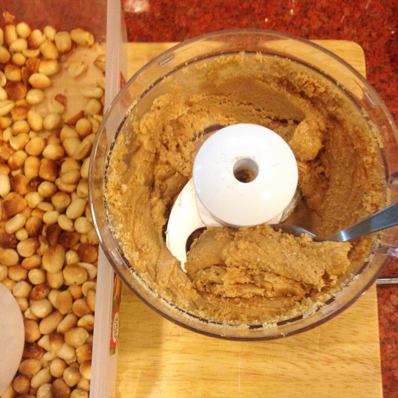 I roasted peanuts, took off their skins and now I'm making peanut butter. Next I will make peanut butter cookies without flour, sugar.