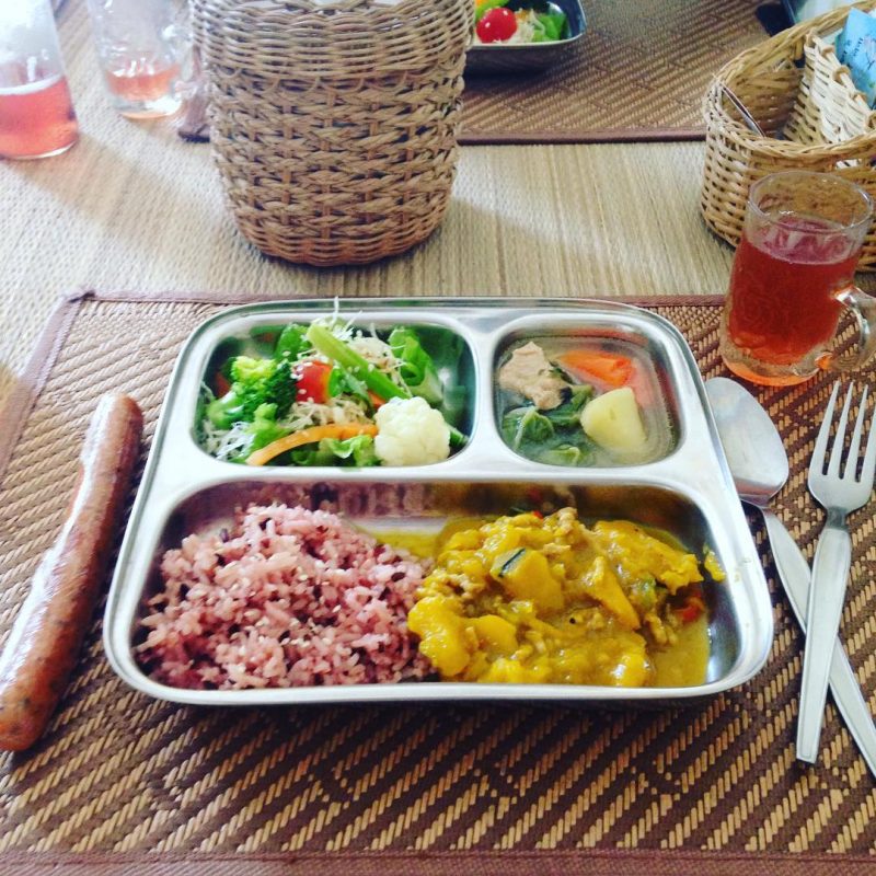 Vegetarian lunch and kombucha tea #serebiifoodjournal #islandlife 💕🌴