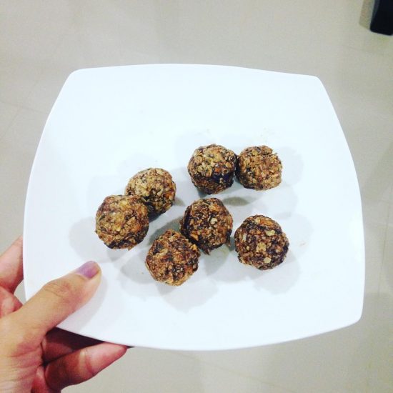 I just made energy balls as healthy midnight snacks for @armyxxl and @nope_404. Ok enough cooking tonight. Haha i posted too many food pics. Good night 😘 #serebiifoodjournal #islandlife 🌴#healthylifestyle