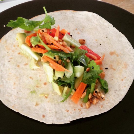 Yogis wrap: Avocado & veggie wrap , homemade peanut sauce #serebiifoodjournal #healthylifestyle #islandlife 🌴