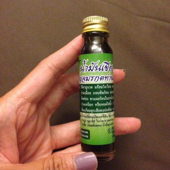 My Thai yoga teacher always put this oil on my back when I have a backache. This oil is so so good. It's so much better than normal relives muscular aches and pain gel I got from a pharmacy. At first I thought this oil has such a strong smell. I didn't like the smell that much. Today I purchased this green oil. Amazing Thai herbs mixed with oil 🌿 🤓 tmr i will be ready for yoga and stand up paddling. Lol 😂