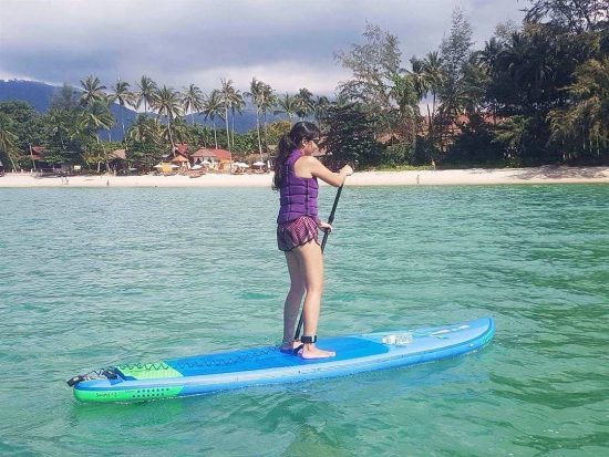As I like water sports, #standuppaddling has became one of my favorite water sports since 2016. It is relaxing, challenging and fun. At first i was a bit scared of being on the waves and in the ocean.  I got ride of my fear. I enjoy riding on the waves these days. Back home, I liked to go wakeboarding every weekend. Now I'm living on the island. I found wakeboarding here is different from what I did before. Here you do behind the boat, I prefer to go wakeboarding at a cable park. So i decided to pause wakeboarding for a bit. .
📷 by @isupsamui .
.
#samui