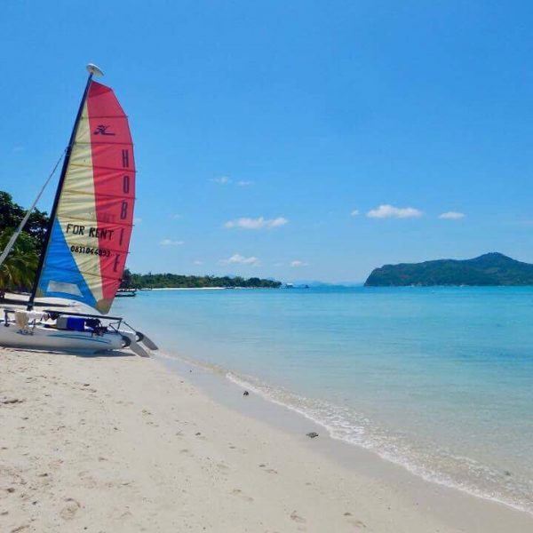 Last Thursday my family and I went to Madsum island with @samui_sail_surf_and_sup 's catamaran. It was a great trip. it was actually my first experience on catamaran. I didn't get a seasick! 😊 yay! The island was super clean and very nice. There is one hotel and a couple of families live there. It wasn't far from Samui (45 mins - one hour by catamaran)  I really enjoyed it. Our captain, Arn was very good. Everybody was happy about the trip. Next time when we go there, we wanna bring SUP, it's a perfect place for SUP.... The last picture was another highlight of the trip was the gecko that came with us on catamaran. Lol he is still alive. Haha. .
.
.
#girlonsamui #islandlife