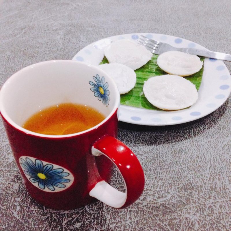 Evening rose tea with kanom tuoy (steamed coconut cake)