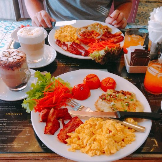 @armyxxl wants to have power food for breakfast. So we came 🍳 to the French bakery. I had scrambled eggs, hash brown and bacons and drank mocha. He had beans, Spanish sausages, bacon and scrambled eggs and drank latte. They gave us watermelon as our sweet. Yummy 😋 happy stomach!
