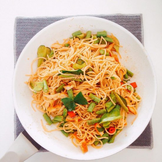 Spicy spaghetti with grilled chicken.. this was one of my usual dish during grad school years in the US. It's very simple dish. All you need are spaghetti noodles, chicken, kaffir lime leaves or basils, green beans or mushrooms, oyster sauce, fish sauce or soy sauce, black pepper, chili powder, fresh chili 🌶. My auntie in Long Beach grows her Kaffir tree at home when I visited her, she gave me Kaffir lime leaves. So I normally freed them. I could use them when I wanna make Thai spicy food.