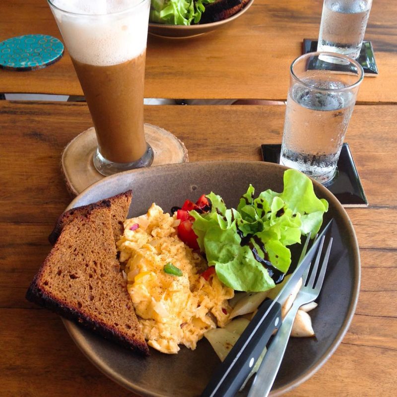 Breakie time 🌴🌿😍💕 scrambled eggs with whole grains bread 🍞 and iced latte with almond milk