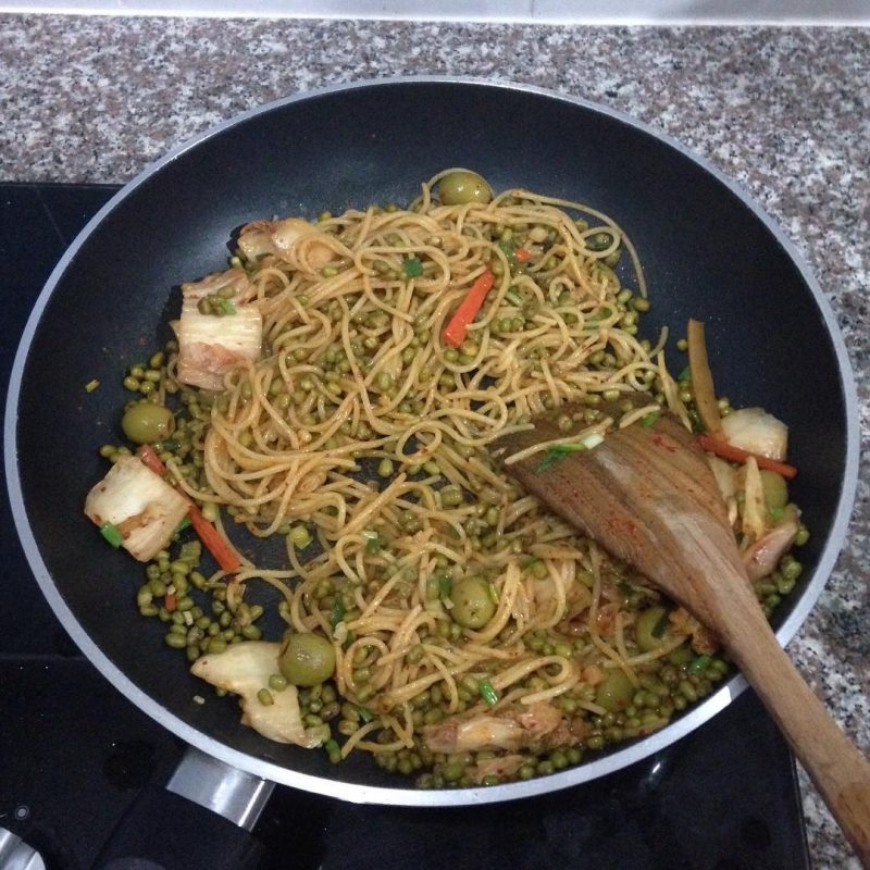 Kimchi & mung beans & olive spaghetti  #healthy #health #vegetarian #veggies #vegetarianfood #namaste #girlonsamui #yogifood #homecookedfood #homecooking #yummy
