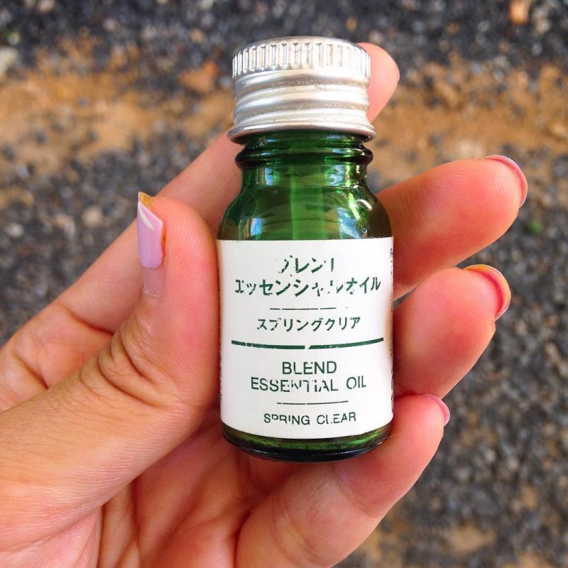 It's my favorite essential oil so far. I don't know what mixed in it, i can't read Japanese. It smells like 🍊 and combined with fresh smell. It made me calm and relaxed. I like to put it on my waists and my towel when I do yoga. Love love this 😍💕