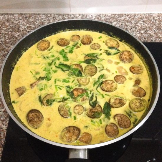 Fusion vegetarian Thai yellow curry (using my homemade yellow curry paste) : 🥔 potatoes, eggplants 🍆, basil 🌿, cilantro , spring onions, red onions, coconut milk 🌴, Thai sweet chili 🌶 #heath #meatless