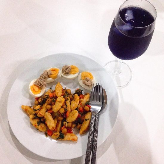 Homemade German potato noodles(I made them with @crystaltravelin.style and froze them.. finally We finished them today) with 🍅 tomato & carrot 🥕 sauce, basil 🌿 , cilantro, spring onions, garlic, chickpea 🐥, red beans... hard boiled eggs on the side with homemade hummus. For drink, I made iced butterfly pea tea mixed with lime juice. For some reasons, i like to drink 🍹 iced tea from a wine glass. Haha btw, I made all recipes of food (sauce, hummus, noodles) today. It turned out so yummy. We had just a half of our plate. Haha 😂 after i had a half of my plate, I felt so full. Markus said the same. So we stopped it and saved it for later. We think all beans made us full which is a good thing.