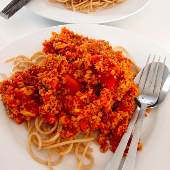 Vegan spaghetti Bolognese (whole wheat spaghetti 🍝 ,tofu, 🍅 dice tomatoes , celery, carrots 🥕 🥕, red onions, black pepper , dried basil 🌿, dried oregano 🌿 , sea salt, coconut sugar 🌴)