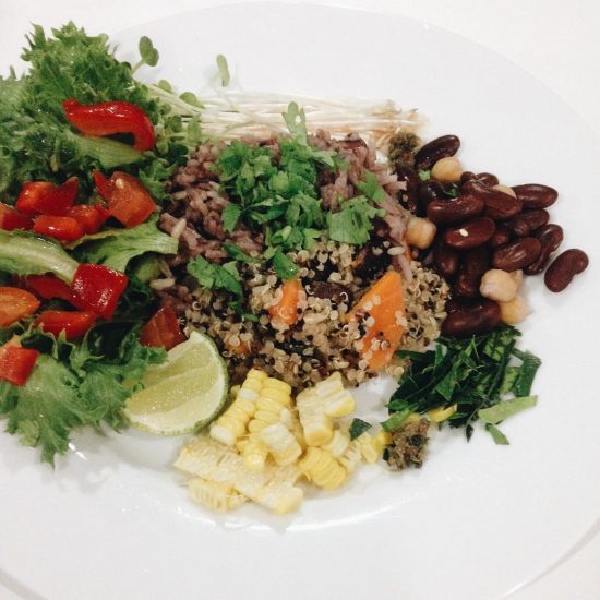 This quinoa & rice salad recipe was inspired by Southern Thai rice salad. Ingredients: lemongrass , kaffir lime leaves 🍃 , galangal, red beans, chickpeas, sprouts, green salad veggie, salsa sauce, lime 🍋 , homemade chili paste, quinoa, brown rice