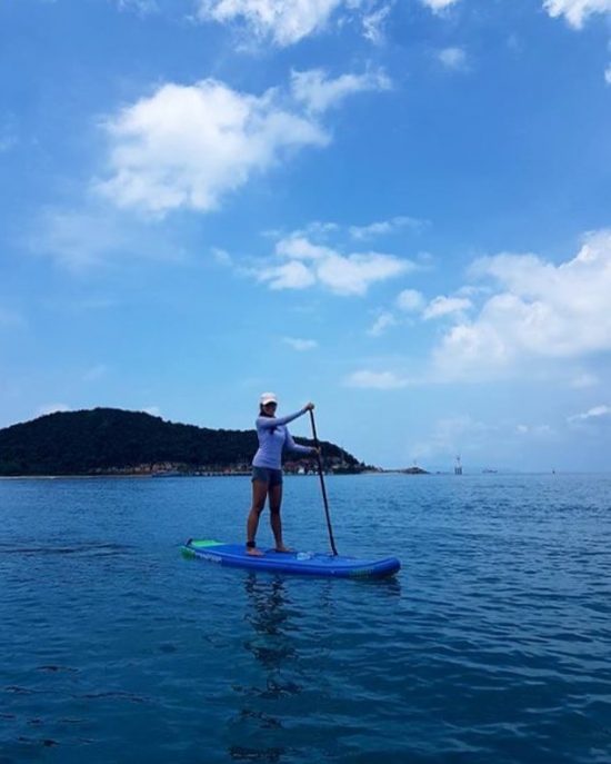 I picked the trash (empty soy milk box) out of the sea. I don't understand why people throw their trash into the sea or river. They are so mean! Every time I see a trash in the water while paddling, I always take it out of the water and bring it back to the beach and finally throw it into a trashcan. Please keep our paradise clean! 🌴😍🌊😃🤗😘