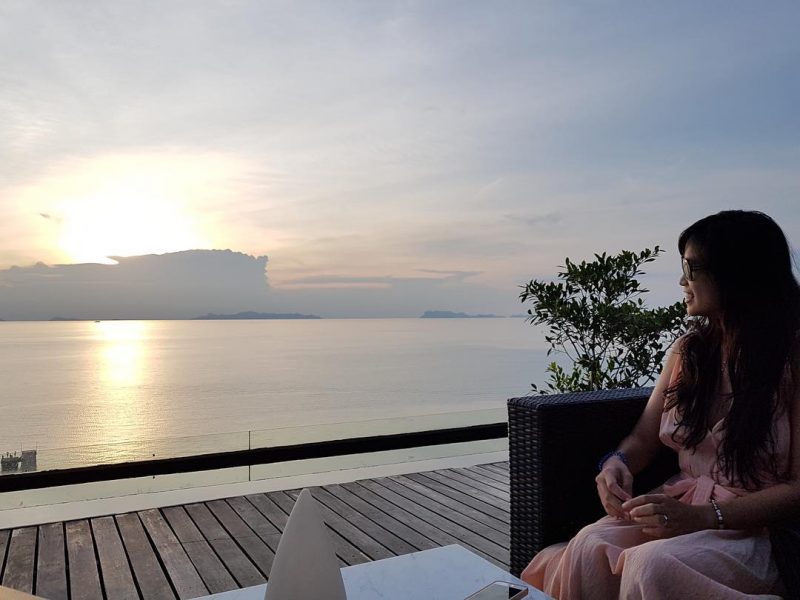 Throw back last Friday sunset 🌅 at intercontinental. This is my favorite sunset spot. This place was recommended by Ian and Tammy. I first went there after paddling around Talingnam area. I am in love with the view of sunset from this place. If you come to Samui, don't miss this place for sunset 🌅. It's a kind of rooftop bar at intercontinental hotel Basically the tables are facing a sunset. View. You can see it right in front of you. it can be very sunny around 5.30 PM. You need to wear your sunglasses.  Sunset usually starts about after 6 PM. You would slowly see the colors of the sky start to change to different colors. This is one of the highlights of this view. Sometimes the sky turns into pink , yellow, red, or orange. It depends on the weather. What people said it's true "Every day is a new day."