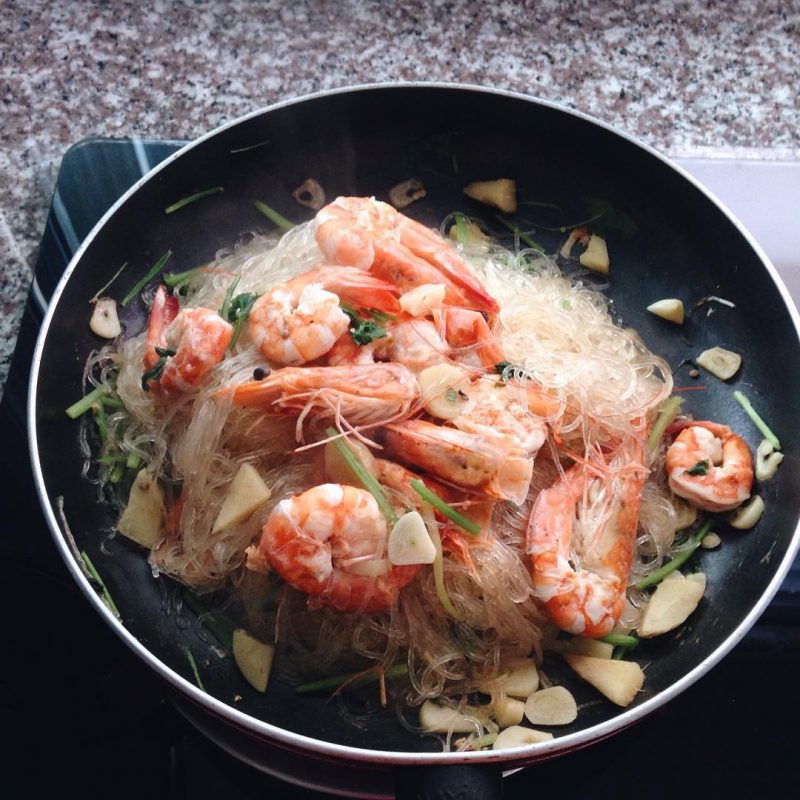 I missed my grandmother's fish. So I made steamed 🍤 with silver noodles. กุ้งอบวุ้นเส้น  it's very yummy 😋