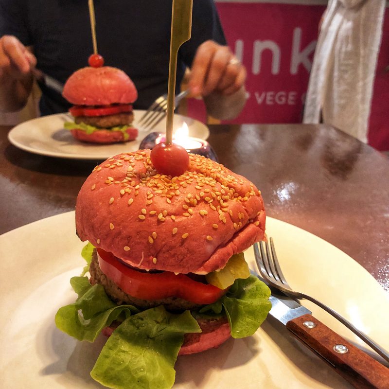 Yummy pink vegan burger at @funkyvegecafe 🍔 😍❤️🏝