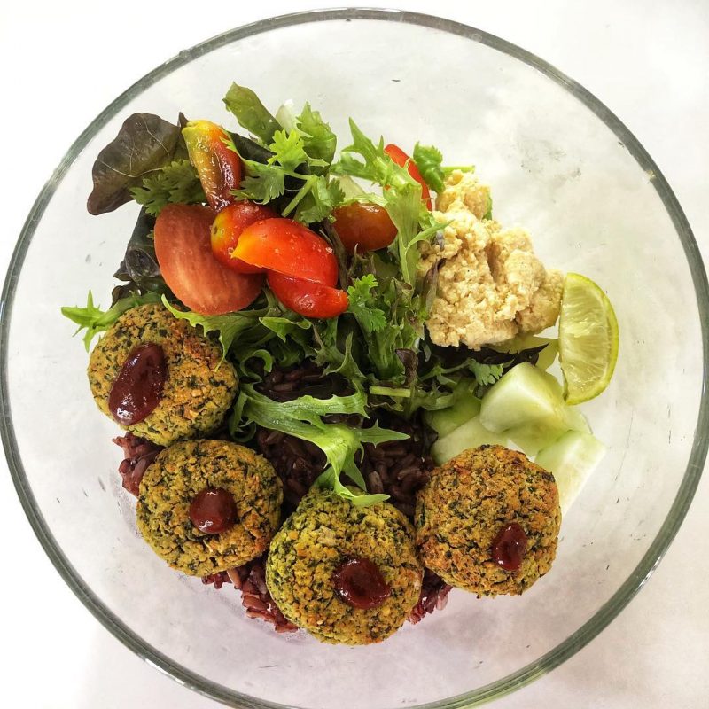 Yummy Buddha bowl 🍲 (fresh veggies, homemade baked falafel, homemade hummus, red & brown rice, sriracha sauce)