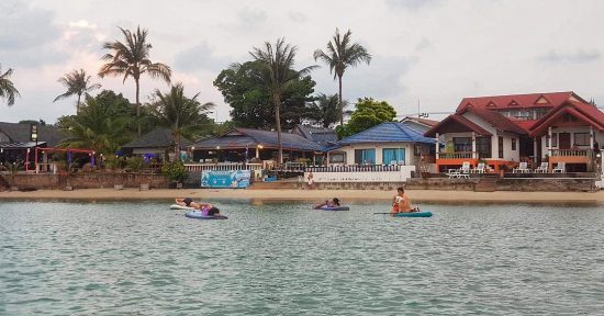 Doing SUP yoga with @tammywadesupyogasamui @theycallme.nat and hanging out with @marieinsamui and her dog 🐕