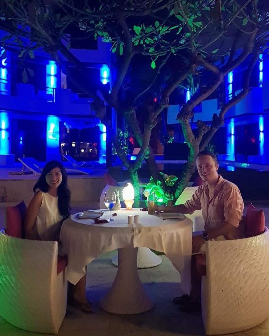 Same table same tree same restaurant same couple 😍
