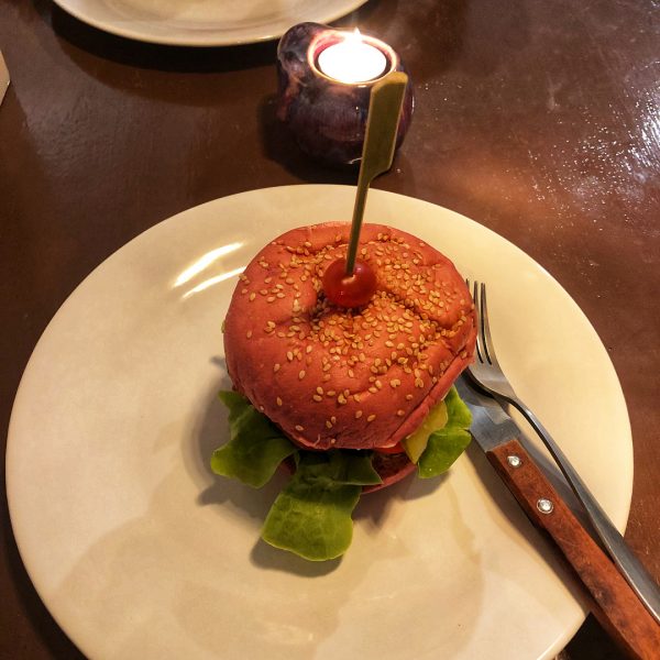 Yummy pink vegan burger at @funkyvegecafe 🍔 😍❤️🏝