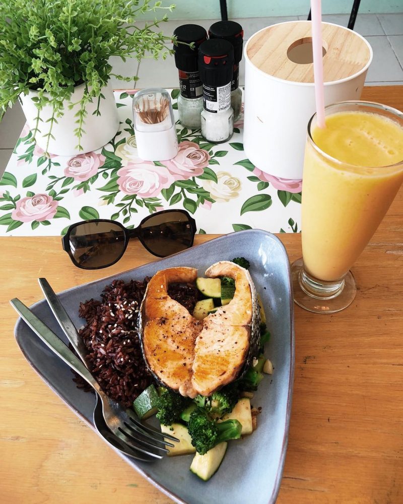 After ordering healthy food delivery from @juicequeenthailand for a while, we finally have a chance to eat food at the cafe.  I ordered the same menu that I always get, salmon broccoli zucchini and Markus got a super bowl. It was very yummy. Love the cafe.