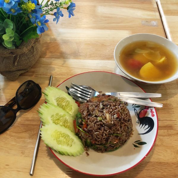Vegan lunch: vegetable fried brown rice and turmeric soup. I brought my own straw for green juice. The food were amazing as always. It feels so good after watching the video of P’Noi, the owner of the restaurant went to pick fresh organic vegetables from the garden. No pesticides in vegetables!! 😍❤️😘