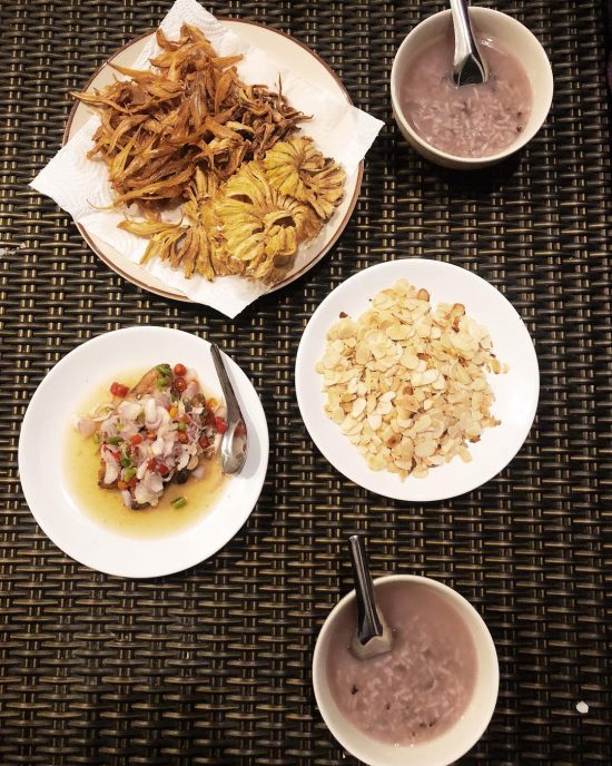 P’ @renuka_samui made Thai congee/porridge, homemade salted fish salad and fried dry fish, roasted almond. Later I made Thai style omelette.  Everything was yummy. Thank you again for the food.