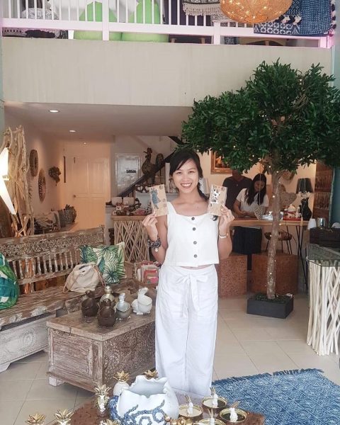 Yesterday we visited a new location of Moon Interiors Thailand. @moon_interiors_thailand There are many nice home decorations. Come to check it out! Look at a cat key holder. You can cure the tail and hang your keys on the fridge. It’s very strong. We tested hanging our phone too.