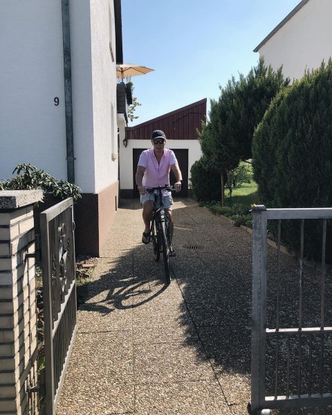 Afternoon 🚴‍♀️🚴🏻‍♂️🏡 workout a little bit around the neighborhood