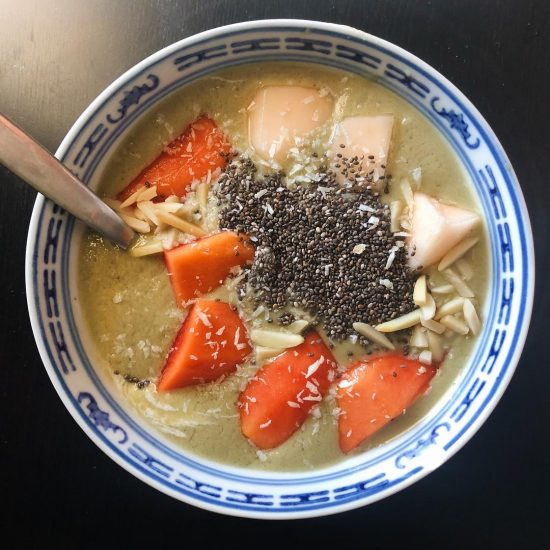 Yummy power tropical 🏝 smoothie bowl: papaya, pineapple 🍍 , cantaloupe 🍈 , protein powder, spirulina, maca powder, chia seeds, almond, shredded coconut 🌴 🥥  #eatwell #healthybreakfast #youarewhatyoueat #imhungry #healthyfood #samui #yummy #foodiegirl #ilovefood