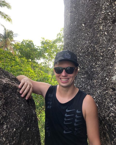 Morning Hike! We made a stop to do 50 squats on the way up to Overlap stone. 😅 We finally made it there! Yay! Happy Friday! Woohoo 🙌 🏃🏻‍♂🏃🏻‍♀🐕🌴