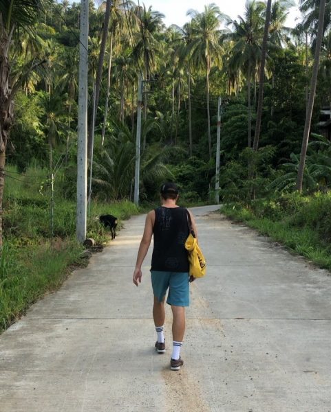 Morning Hike! We made a stop to do 50 squats on the way up to Overlap stone. 😅 We finally made it there! Yay! Happy Friday! Woohoo 🙌 🏃🏻‍♂🏃🏻‍♀🐕🌴